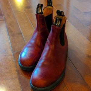 Blundstone slip on leather boots. Brownish/Red color. Size 8.5US